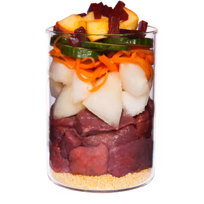 Veau avec millet, concombre, melon jaune et basilic