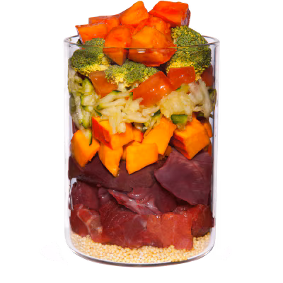 Büffel mit Hirse, Tomate und Papaya 